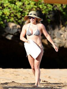 Hilary Duff Paparazzi Bikini Beach Set Leaked