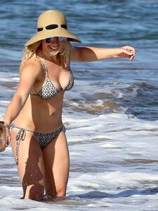 Hilary Duff Paparazzi Bikini Beach Set Leaked