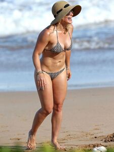 Hilary Duff Paparazzi Bikini Beach Set Leaked