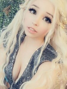 Belle Delphine – Daenerys Targaryen (20 pictures)