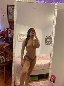 GORGEOUS INDIAN NRI BABE SELFSHOT PICS LEAKED