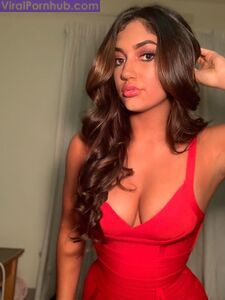 GORGEOUS INDIAN NRI BABE SELFSHOT PICS LEAKED