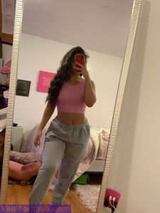 GORGEOUS INDIAN NRI BABE SELFSHOT PICS LEAKED