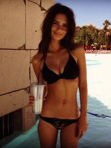 Emily Ratajkowski Nude Pics