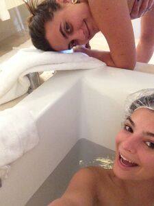 Super Model Emily Ratajkowski Nude Leaks