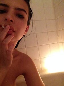 Super Model Emily Ratajkowski Nude Leaks