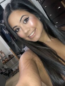 Super Hot Beautician Carly Bay Private Nudes Leaked